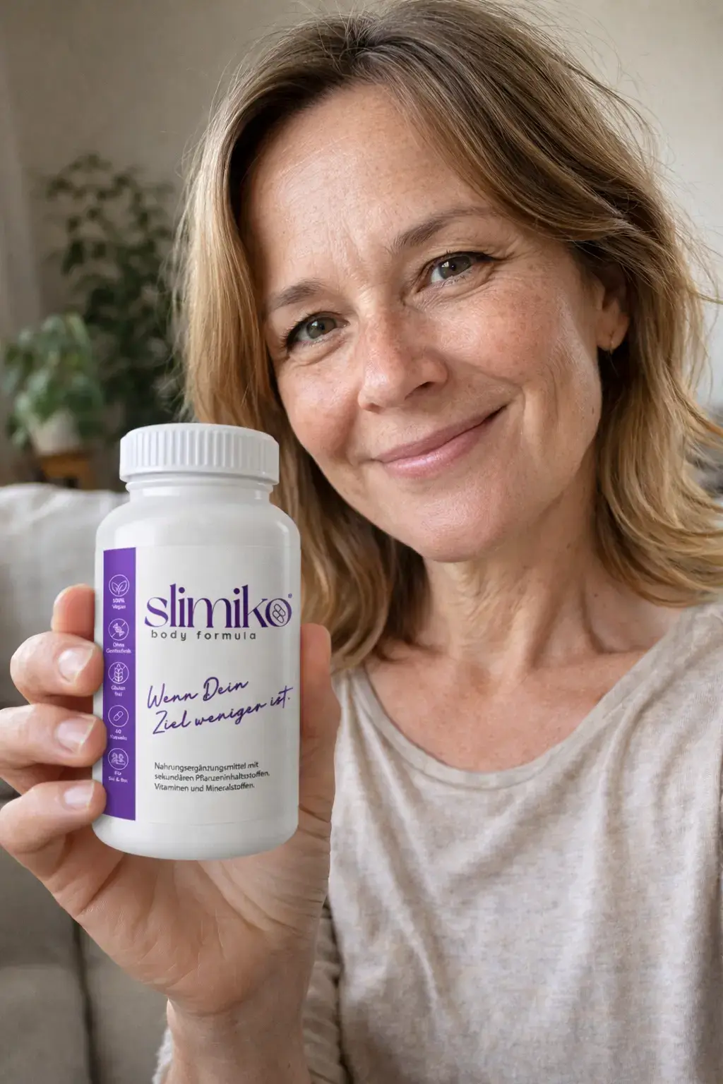 Frau hält Slimiko Flasche im Alltag